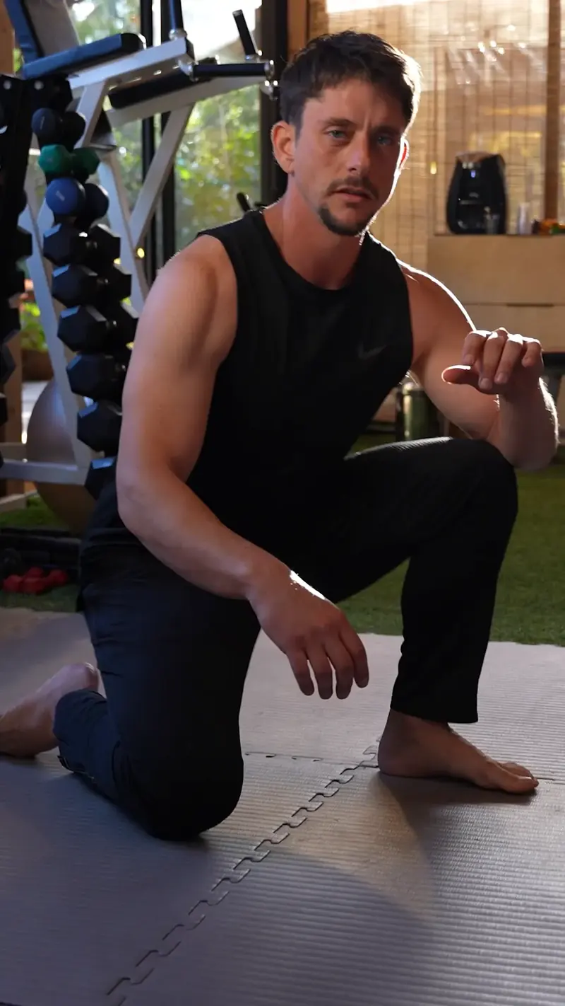 אלון שכטמן בכריעה על המזרן באולם האימונים בקריית אריה